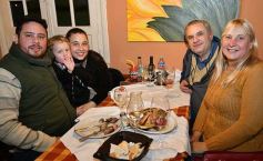 Foto de la galería: A pesar del frio, la noche del sábado se disfrutó con salidas y amigos en Posadas