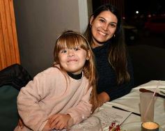 Foto de la galería: A pesar del frio, la noche del sábado se disfrutó con salidas y amigos en Posadas