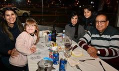 Foto de la galería: A pesar del frio, la noche del sábado se disfrutó con salidas y amigos en Posadas