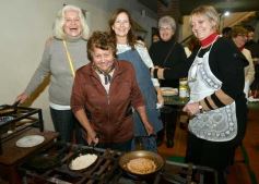 Foto de la galería: Noche de encuentro social, cena regional y baile retro en la Capilla San Rafael