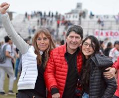 Foto de la galería: Villa Sarita está de fiesta: La Franja gritó campeón con la casa llena