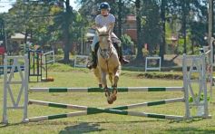 Foto de la galería: Torneo de Equitación: los saltos hípicos animaron otro domingo de salida familiar en Posadas