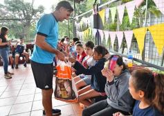 Foto de la galería: Con  un especial agasajo, el IPLyC celebró a los niños junto al Flaco Schiavi