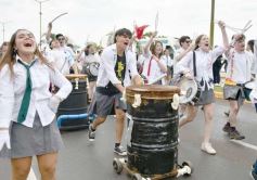 Foto de la galería: Estudiantina 2022: la fiesta fue de los estudiantes en la primera prueba piloto