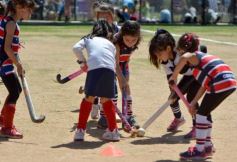 Foto de la galería: Con el hockey a pleno: Centro de Cazadores inauguró su flamante cancha sintética