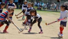 Foto de la galería: Con el hockey a pleno: Centro de Cazadores inauguró su flamante cancha sintética