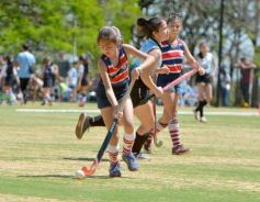 Foto de la galería: Con el hockey a pleno: Centro de Cazadores inauguró su flamante cancha sintética