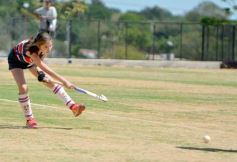 Foto de la galería: Con el hockey a pleno: Centro de Cazadores inauguró su flamante cancha sintética