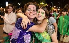 Foto de la galería: Volvió la fiesta y el encuentro en la primera noche de calle de la estudiantina