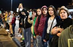 Foto de la galería: Volvió la fiesta y el encuentro en la primera noche de calle de la estudiantina