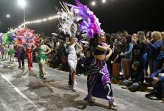 Foto de la galería: Volvió la fiesta y el encuentro en la primera noche de calle de la estudiantina