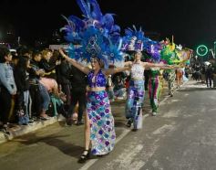 Foto de la galería: Volvió la fiesta y el encuentro en la primera noche de calle de la estudiantina