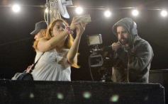 Foto de la galería: Volvió la fiesta y el encuentro en la primera noche de calle de la estudiantina