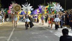 Foto de la galería: Volvió la fiesta y el encuentro en la primera noche de calle de la estudiantina
