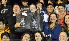 Foto de la galería: Volvió la fiesta y el encuentro en la primera noche de calle de la estudiantina