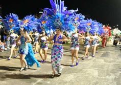 Foto de la galería: Volvió la fiesta y el encuentro en la primera noche de calle de la estudiantina