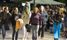 Foto de la galería: Volvió la fiesta y el encuentro en la primera noche de calle de la estudiantina