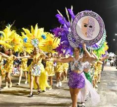 Foto de la galería: Volvió la fiesta y el encuentro en la primera noche de calle de la estudiantina