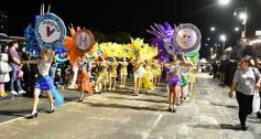 Foto de la galería: Volvió la fiesta y el encuentro en la primera noche de calle de la estudiantina