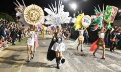 Foto de la galería: Volvió la fiesta y el encuentro en la primera noche de calle de la estudiantina