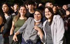 Foto de la galería: Volvió la fiesta y el encuentro en la primera noche de calle de la estudiantina