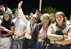 Foto de la galería: Volvió la fiesta y el encuentro en la primera noche de calle de la estudiantina