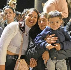 Foto de la galería: Volvió la fiesta y el encuentro en la primera noche de calle de la estudiantina