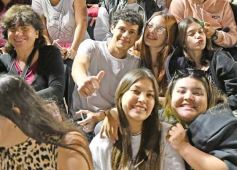 Foto de la galería: Volvió la fiesta y el encuentro en la primera noche de calle de la estudiantina