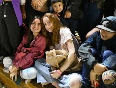 Foto de la galería: Volvió la fiesta y el encuentro en la primera noche de calle de la estudiantina