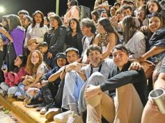 Foto de la galería: Volvió la fiesta y el encuentro en la primera noche de calle de la estudiantina