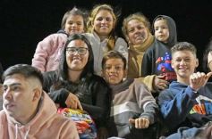 Foto de la galería: Volvió la fiesta y el encuentro en la primera noche de calle de la estudiantina