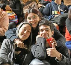 Foto de la galería: Volvió la fiesta y el encuentro en la primera noche de calle de la estudiantina
