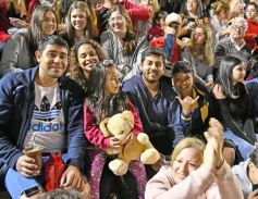 Foto de la galería: Volvió la fiesta y el encuentro en la primera noche de calle de la estudiantina
