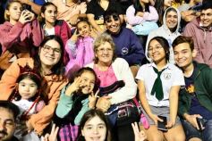 Foto de la galería: Volvió la fiesta y el encuentro en la primera noche de calle de la estudiantina
