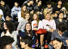 Foto de la galería: Volvió la fiesta y el encuentro en la primera noche de calle de la estudiantina