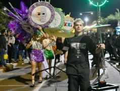 Foto de la galería: Volvió la fiesta y el encuentro en la primera noche de calle de la estudiantina