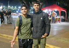 Foto de la galería: Volvió la fiesta y el encuentro en la primera noche de calle de la estudiantina