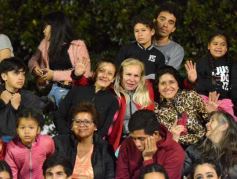 Foto de la galería: Volvió la fiesta y el encuentro en la primera noche de calle de la estudiantina