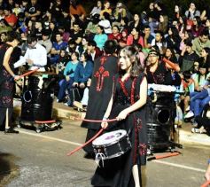 Foto de la galería: Volvió la fiesta y el encuentro en la primera noche de calle de la estudiantina