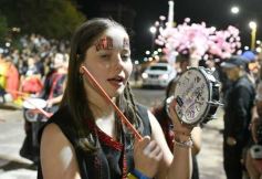Foto de la galería: Volvió la fiesta y el encuentro en la primera noche de calle de la estudiantina