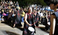 Foto de la galería: Volvió la fiesta y el encuentro en la primera noche de calle de la estudiantina