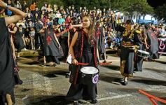 Foto de la galería: Volvió la fiesta y el encuentro en la primera noche de calle de la estudiantina