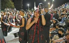 Foto de la galería: Volvió la fiesta y el encuentro en la primera noche de calle de la estudiantina