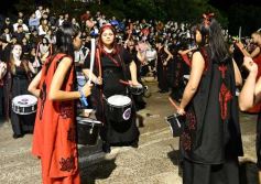 Foto de la galería: Volvió la fiesta y el encuentro en la primera noche de calle de la estudiantina