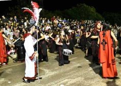 Foto de la galería: Volvió la fiesta y el encuentro en la primera noche de calle de la estudiantina
