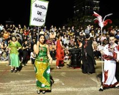 Foto de la galería: Volvió la fiesta y el encuentro en la primera noche de calle de la estudiantina
