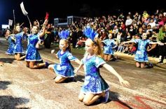 Foto de la galería: Volvió la fiesta y el encuentro en la primera noche de calle de la estudiantina