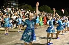 Foto de la galería: Volvió la fiesta y el encuentro en la primera noche de calle de la estudiantina
