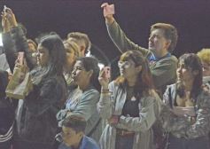 Foto de la galería: Volvió la fiesta y el encuentro en la primera noche de calle de la estudiantina