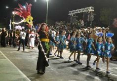 Foto de la galería: Volvió la fiesta y el encuentro en la primera noche de calle de la estudiantina